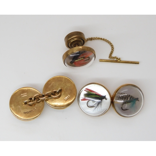 800 - A PAIR OF 9CT FISHING FLY CUFFLINKS & TIE STUDeach mounted on a mother of pearl disc and protect... 