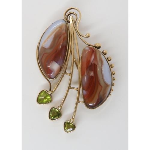 802 - AN AMERICAN GOLDSMITH MADE PERIDOT AND AGATE BROOCHwith signature stamp and 14k stamp. With three tr... 