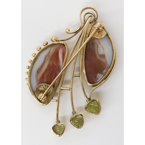 802 - AN AMERICAN GOLDSMITH MADE PERIDOT AND AGATE BROOCHwith signature stamp and 14k stamp. With three tr... 