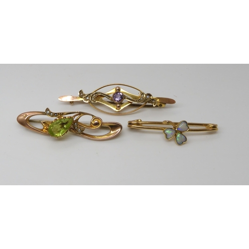 804 - THREE EDWARDIAN JEWELSA 15ct gold opal set shamrock brooch, length 3.5cm, weight 2.1gms. A 9ct gold ... 