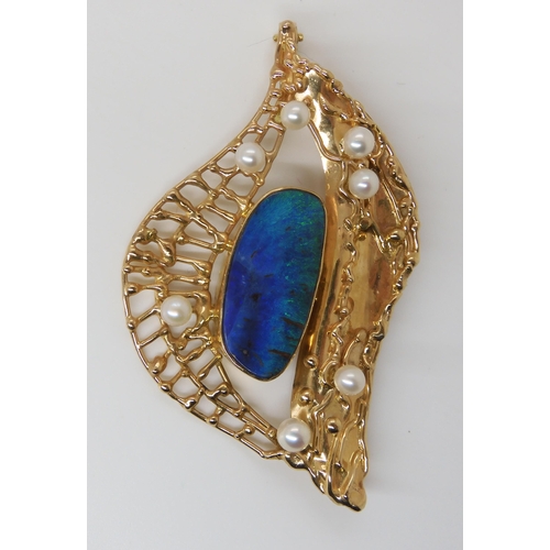 808 - A PENDANT BY AMERICAN GOLDSMITH VICKI THALER from West Hartford, Connecticut. Made in 14k gold ... 