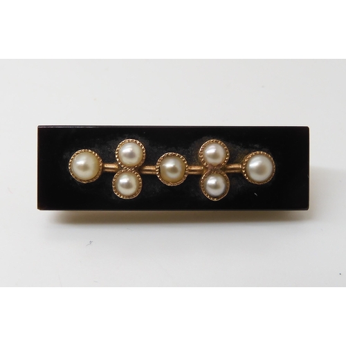 819 - AN ONYX AND PEARL MOURNING BROOCHset with onyx and pearl, and mounted in yellow metal. dimensions 3.... 