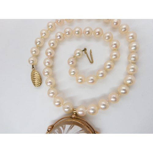 822 - A LARGE 9CT GOLD MOUNTED CAMEO PENDANT & PEARLSthe baroque pearls are approximately 7.4mm each, ... 