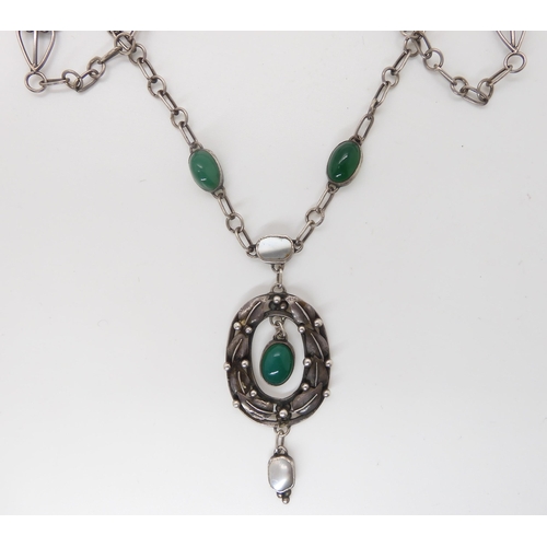 826 - AN ARTS & CRAFTS NECKLACEhandmade from white metal and set with chrysoprase and mother of pearl.... 