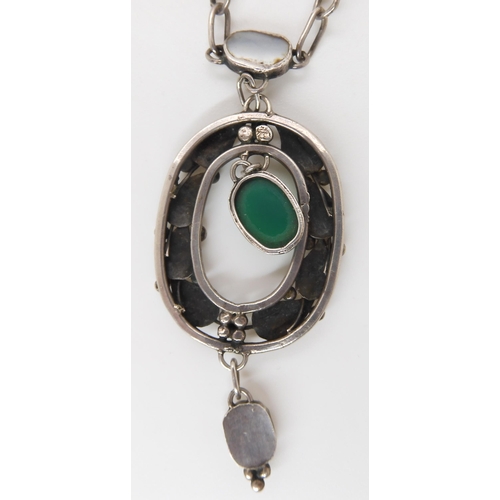 826 - AN ARTS & CRAFTS NECKLACEhandmade from white metal and set with chrysoprase and mother of pearl.... 