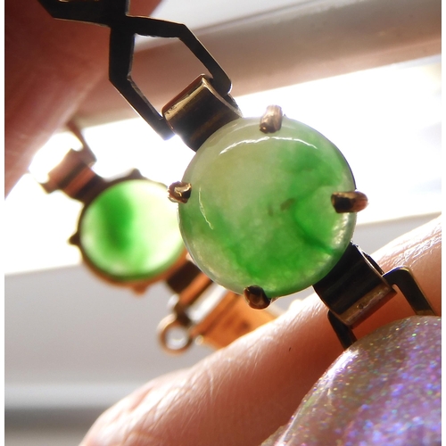 835 - A 9CT GOLD CHINESE GREEN HARDSTONE BRACELETthe hardstones measure 8.3mm approx each with decorative ... 