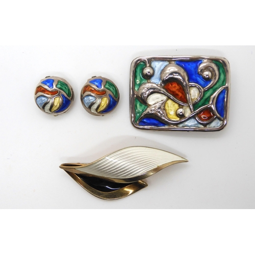 839 - NORWEGIAN RETRO ENAMEL JEWELLERYa colourful brooch and matching earrings by Oystein Balle, in the mo... 