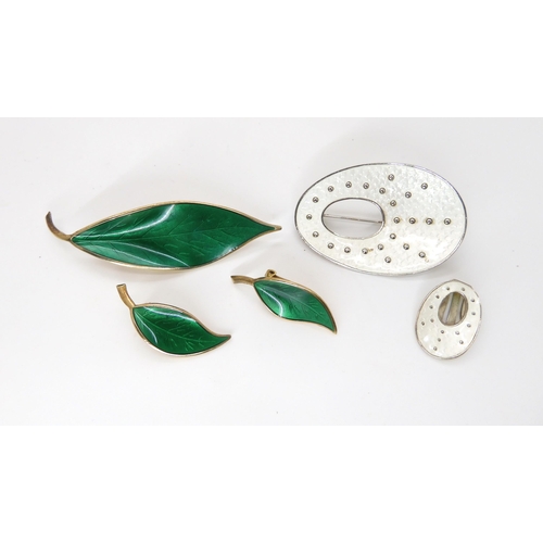 841 - A COLLECTION OF NORWEGIAN RETRO JEWELLERYto include David Andersen silver gilt green enamelled leaf ... 