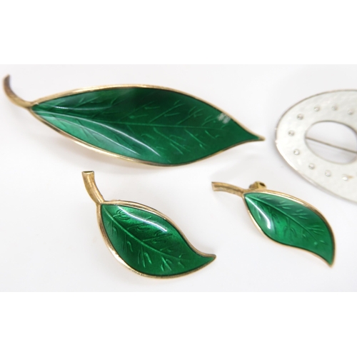 841 - A COLLECTION OF NORWEGIAN RETRO JEWELLERYto include David Andersen silver gilt green enamelled leaf ... 