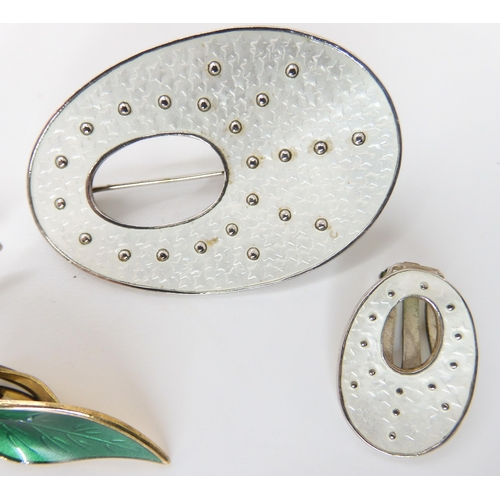 841 - A COLLECTION OF NORWEGIAN RETRO JEWELLERYto include David Andersen silver gilt green enamelled leaf ... 