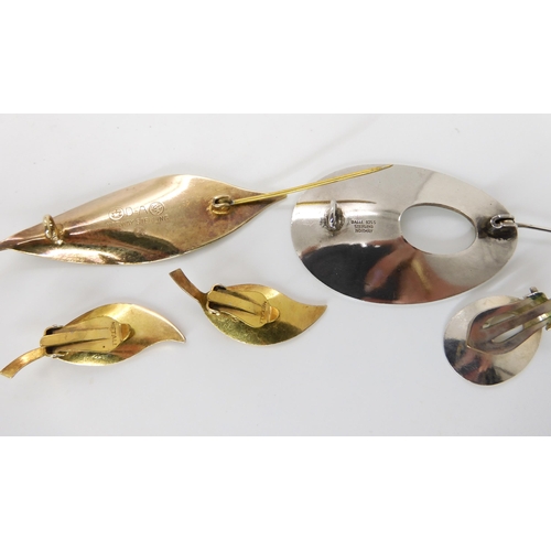 841 - A COLLECTION OF NORWEGIAN RETRO JEWELLERYto include David Andersen silver gilt green enamelled leaf ... 