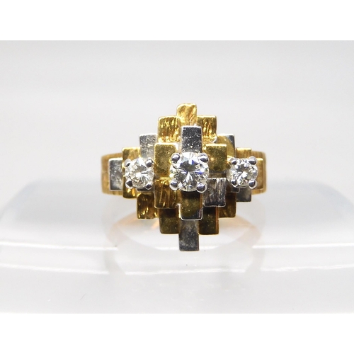 842 - AN 18CT GOLD RETRO DIAMOND RINGhallmarked London 1971, set with three diamonds with a combined diamo... 