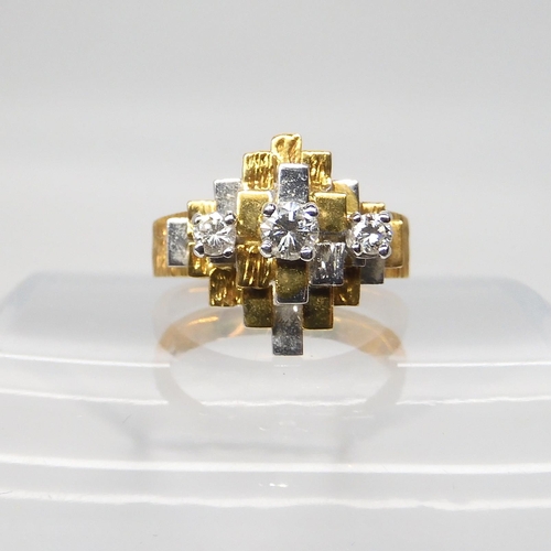 842 - AN 18CT GOLD RETRO DIAMOND RINGhallmarked London 1971, set with three diamonds with a combined diamo... 