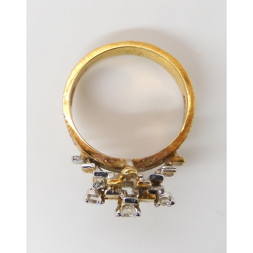 842 - AN 18CT GOLD RETRO DIAMOND RINGhallmarked London 1971, set with three diamonds with a combined diamo... 