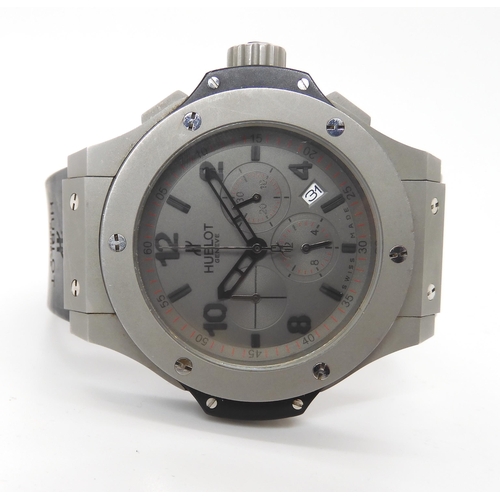 891 - *WITHDRAWN* A HUBLOT GENEVE BIG BANG KING GENTS WATCH classic porthole design with a dark grey dial ... 