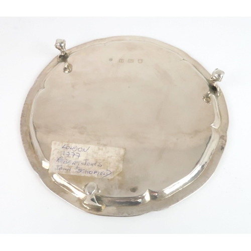 907 - AN 18TH CENTURY SILVER CARD TRAY by Robert Jones & John Scofield, London 1777, of circular form ... 