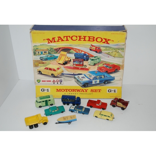 MATCHBOX MOTORWAY 拡張セット付き A Matchbox Motorway Set G-1 with folding display card etc in