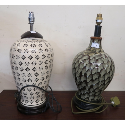 112 - A lot of two contemporary ceramic table lamps (2)