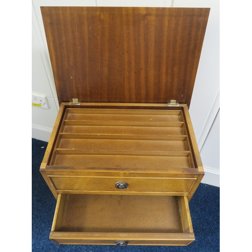 91 - A 20th century mahogany work table with hinged top above single drawer and a mahogany circular occas... 