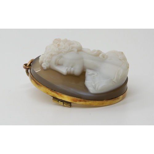 755 - A CRAFTSMAN CARVED AGATE CAMEO OF A MAIDEN mounted as a pendant brooch in yellow metal, dimensions 4... 