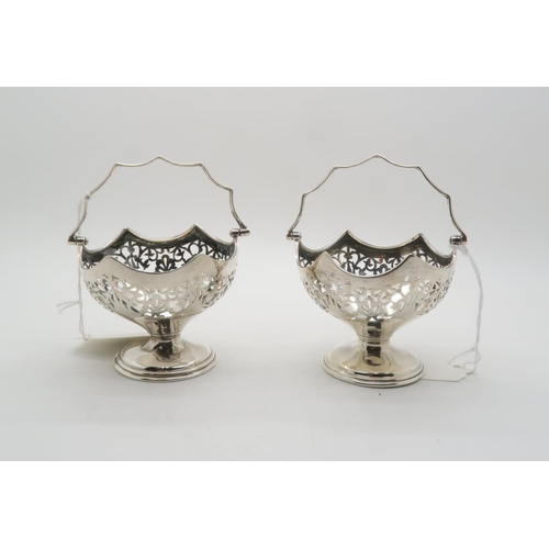 369 - A pair of silver baskets with pierced decoration, by Mappin & Webb Ltd, London 1912, 103gms (2)