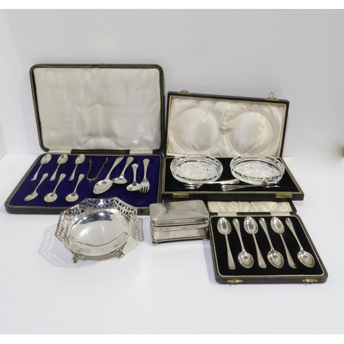 399 - A collection of silver including a silver jewellery box, with glass base, by AJ Zimmerman Ltd, Birmi... 