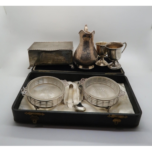 400 - A collection of silver including a cased pair of glass and silver liner bon bon dishes, by Adie Brot... 