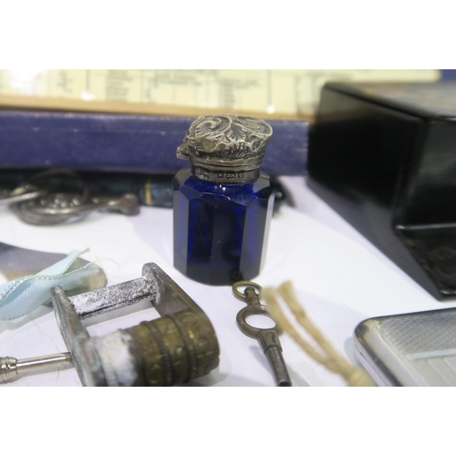 446 - A tray lot comprising a silver mounted blue glass scent bottle, propelling pencils, postcards, pen k... 