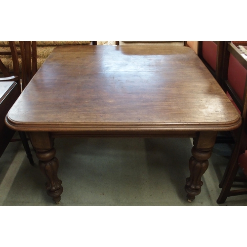 118 - A Victorian oak wind out dining table with turned supports