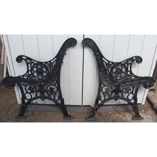 125 - A pair of 20th century cast iron garden bench ends (2)