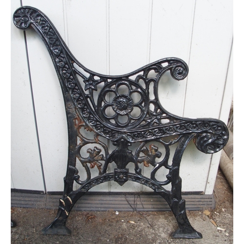 125 - A pair of 20th century cast iron garden bench ends (2)