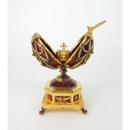 163 - A FRANKLIN MINT MUSICAL GOLD PLATED SILVER FABERGE IMPERIAL EAGLE EGGwith red guilloche enamel and b... 