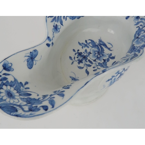 174 - AN 18TH CENTURY WORCESTER BLUE AND WHITE STRAIGHT SIDED MUGpainted with the Walk in the Garden patte... 