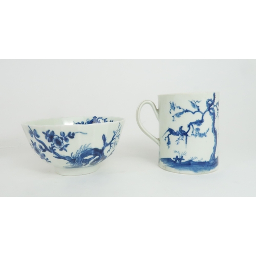 174 - AN 18TH CENTURY WORCESTER BLUE AND WHITE STRAIGHT SIDED MUGpainted with the Walk in the Garden patte... 