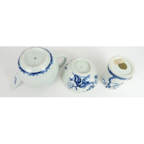 174 - AN 18TH CENTURY WORCESTER BLUE AND WHITE STRAIGHT SIDED MUGpainted with the Walk in the Garden patte... 