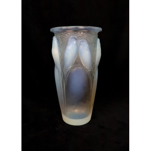 190 - RENÉ LALIQUE (FRENCH, 1860-1945) A LARGE 'CEYLAN' VASEdesigned 1924, the opalescent press-moulded gl... 