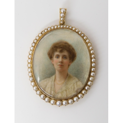 762 - A DOUBLE SIDED PORTRAIT MINIATURE LOCKETstamped 15ct to the bail, the portrait of a lady surrounded ... 