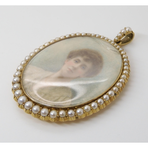 762 - A DOUBLE SIDED PORTRAIT MINIATURE LOCKETstamped 15ct to the bail, the portrait of a lady surrounded ... 