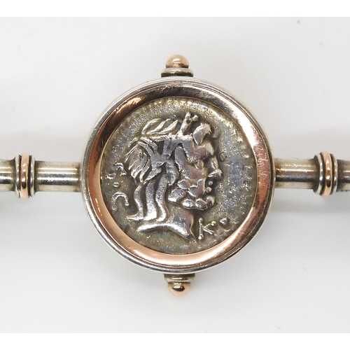 769 - AN ETRUSCAN REVIVAL RAM'S HEAD AND ROMAN COIN BROOCH finely made in yellow and white metal, un signe... 