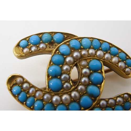 771 - A VICTORIAN DOUBLE HORSESHOE BROOCHset with split pearls and turquoise. dimensions 3cm x 2cm, weight... 