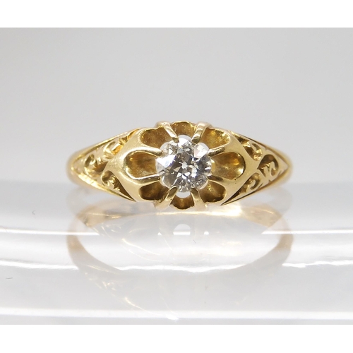 787 - AN 18CT GOLD EDWARDIAN SOLITAIRE DIAMOND RINGset with an estimated approx 0.20cts, with scrolled mou... 