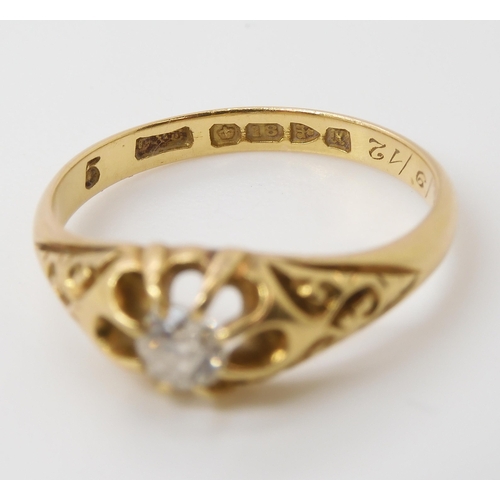 787 - AN 18CT GOLD EDWARDIAN SOLITAIRE DIAMOND RINGset with an estimated approx 0.20cts, with scrolled mou... 