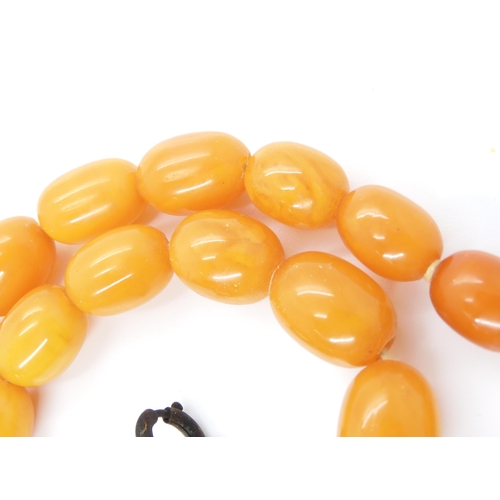 791 - A STRING OF AMBER BEADSlargest bead approx 23.2mm x 17.3mm, to smallest 13.5mm x 9.7mm, length 49cm.... 