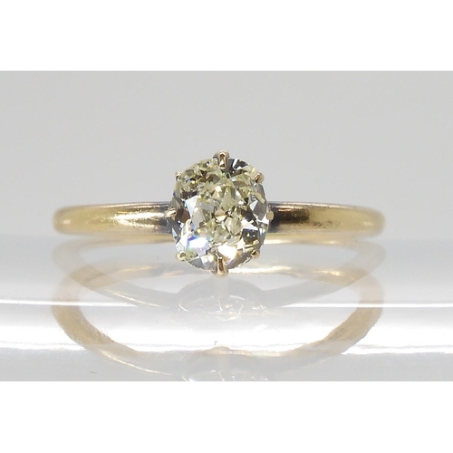 809 - A CUSHION CUT DIAMOND SOLITAIREset with estimated approx 1ct diamond, to eight clawed mount and plai... 