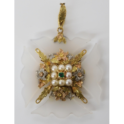 817 - AN AGATE, EMERALD & PEARL MOURNING PENDANTwith three colour gold flower mount set with split pea... 