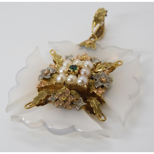 817 - AN AGATE, EMERALD & PEARL MOURNING PENDANTwith three colour gold flower mount set with split pea... 