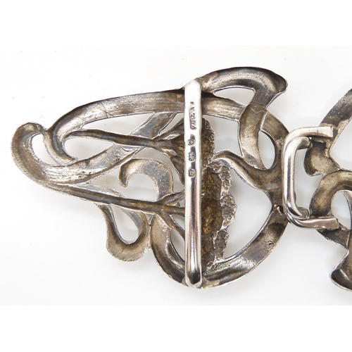 836 - AN ART NOUVEAU SILVER BUCKLE depicting cow parsley. Hallmarked Birmingham, 1901, with the makers mar... 