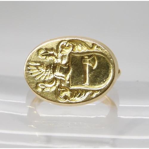 840 - AN 18CT GOLD SIGNET RINGintaglio cut with a family crest. hallmarked London 1987, Maker's mark WB, f... 