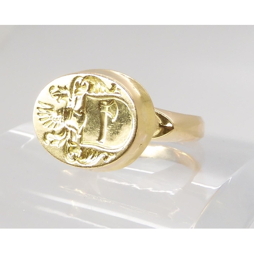 840 - AN 18CT GOLD SIGNET RINGintaglio cut with a family crest. hallmarked London 1987, Maker's mark WB, f... 