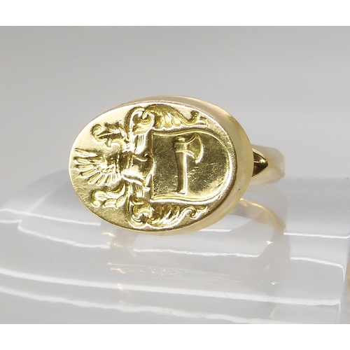 840 - AN 18CT GOLD SIGNET RINGintaglio cut with a family crest. hallmarked London 1987, Maker's mark WB, f... 